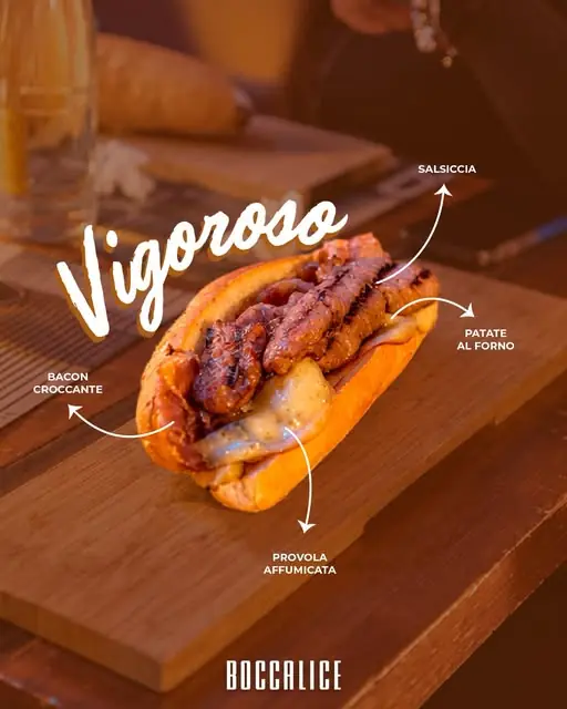 Il panino Vigoroso: baguette con salsiccia, bacon croccante, provola affumicata e patate al forno